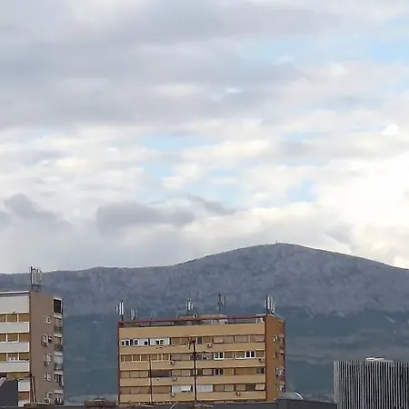 1 Διαμέρισμα *